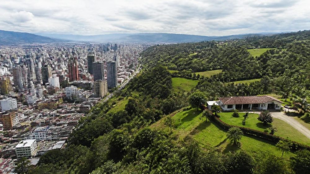 Paisaje colombiano: montañas, ciudad y finca